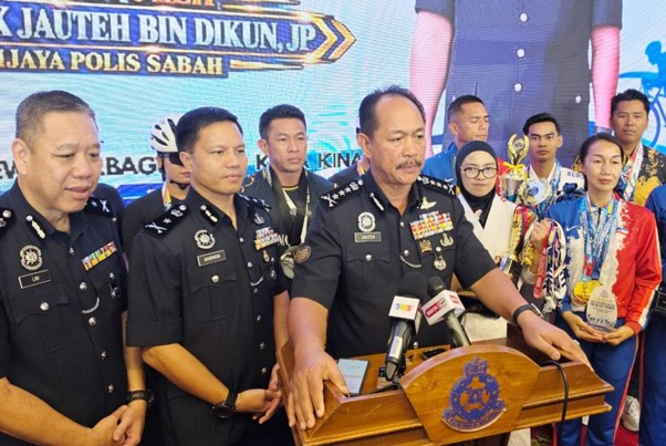 Kontena jatuh hempap kereta, dua beranak maut